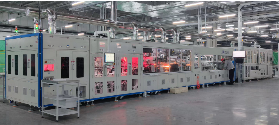 巴彦淖尔经济技术开发区晶澳淖尔基地年产5GW高效组件首件下线，技术创新驱动新能源高质量发展